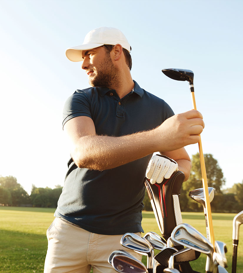 Hombre practicando golf Más Birdies, golf a domicilio y simuladores en México